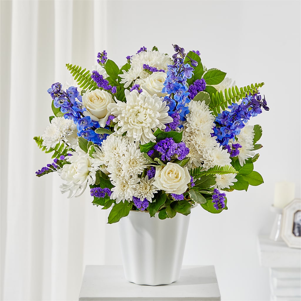 Hold Dear Tabletop Basket –  Flowers The Bouquet Of Roses, Tampa FL
